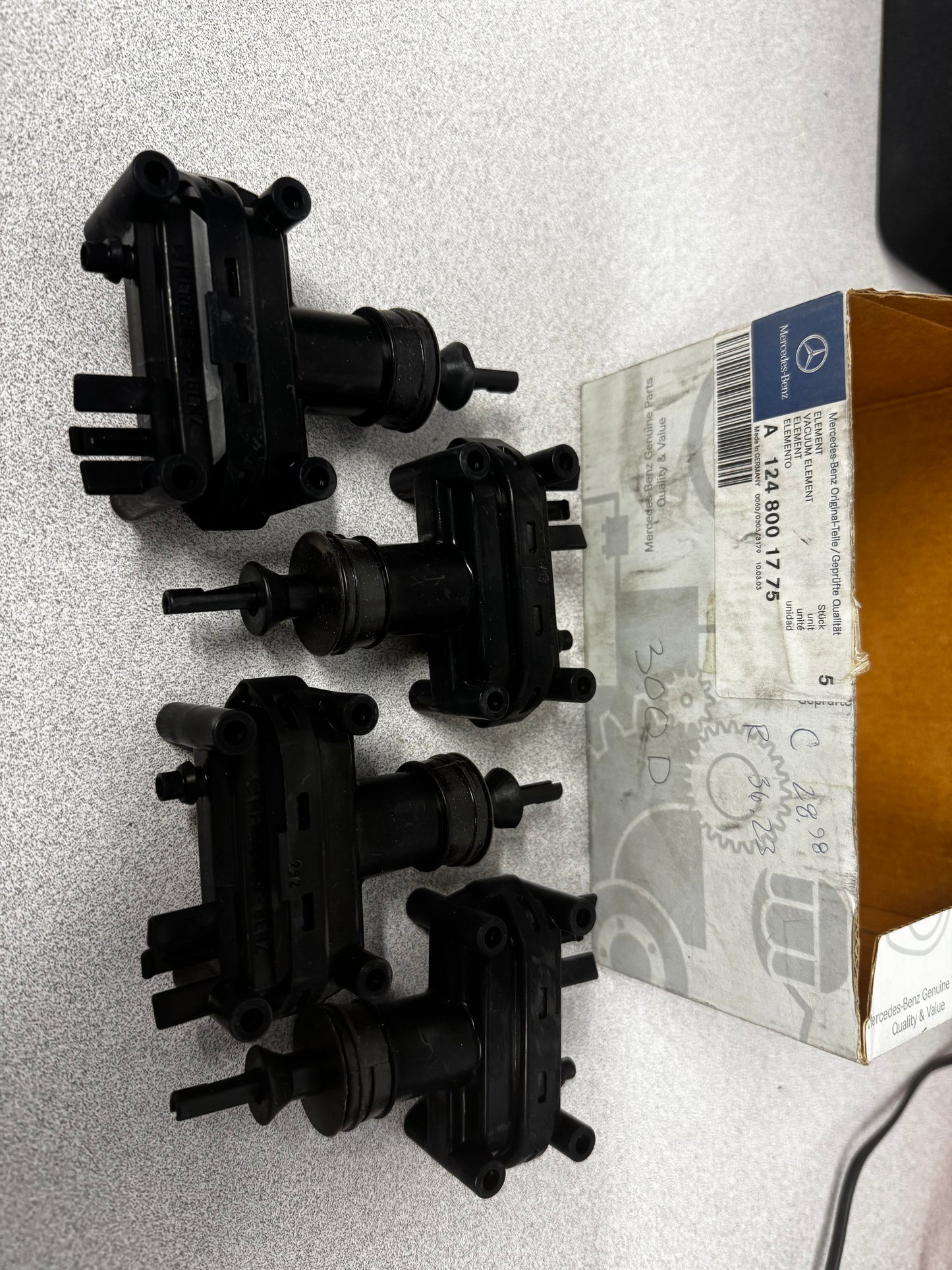 NOS - Mercedes-Benz A 124 800 17 75 / 1248001775 Door Lock Vacuum Actuator - Qty. 1