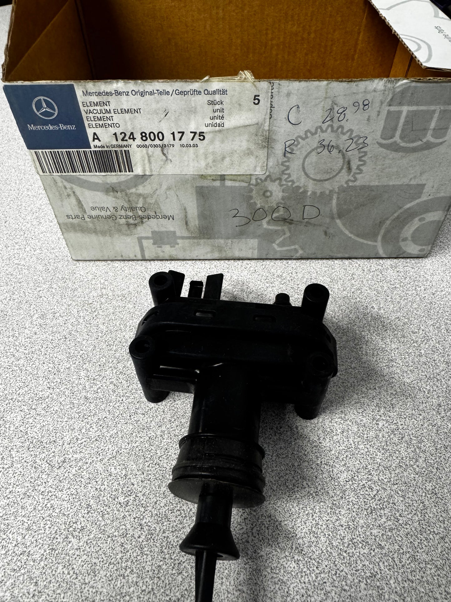 NOS - Mercedes-Benz A 124 800 17 75 / 1248001775 Door Lock Vacuum Actuator - Qty. 1